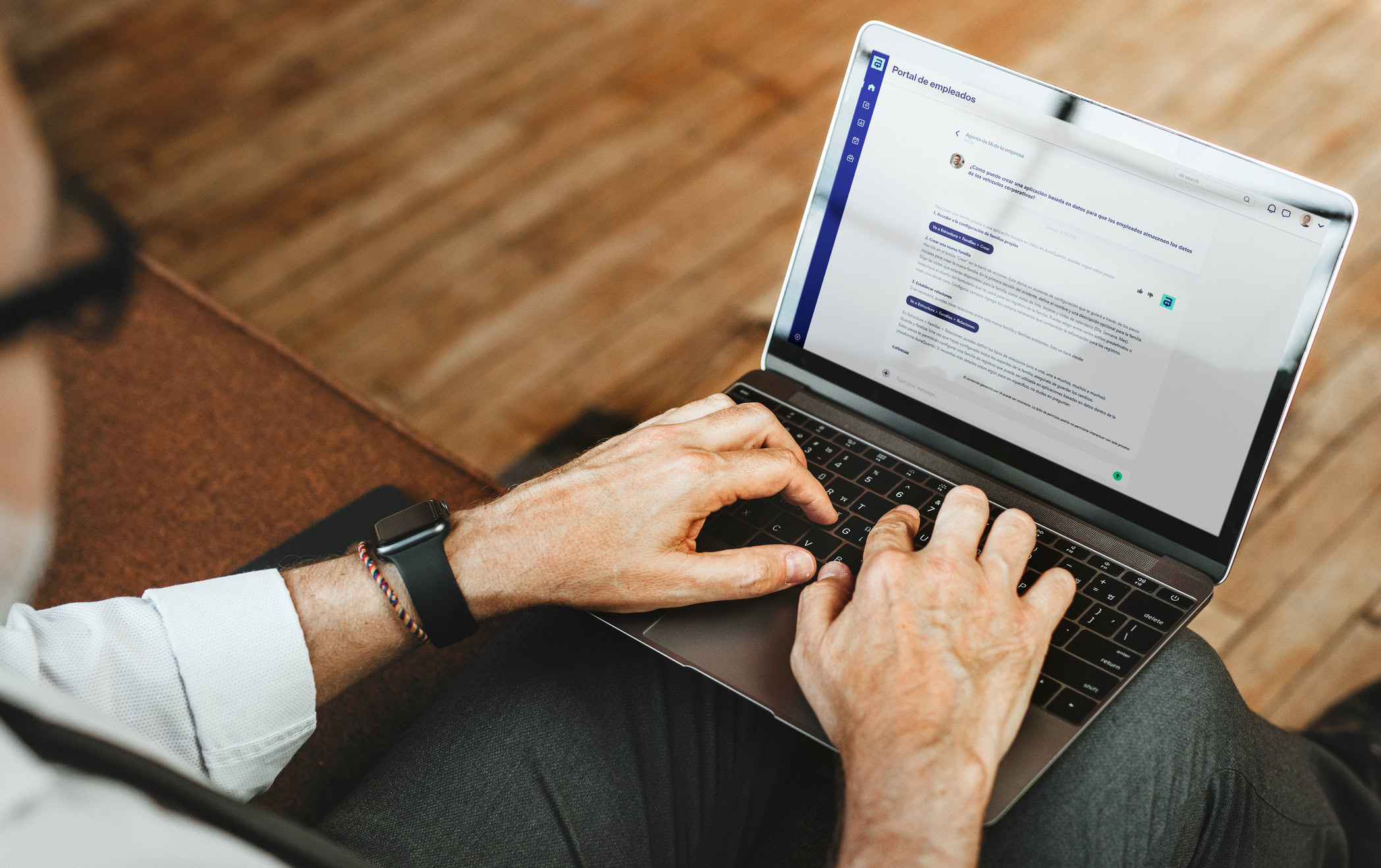 Imagen de pc con chatbot IA de ayuda